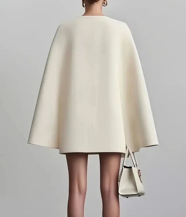 Phoebe™ | Vestido blazer corto con mangas capa y doble botonadura