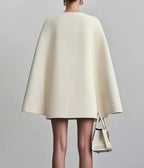 Phoebe™ | Vestido blazer corto con mangas capa y doble botonadura