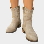 Vanessa™ | Botines camperos de ante con bordados y tacón ancho
