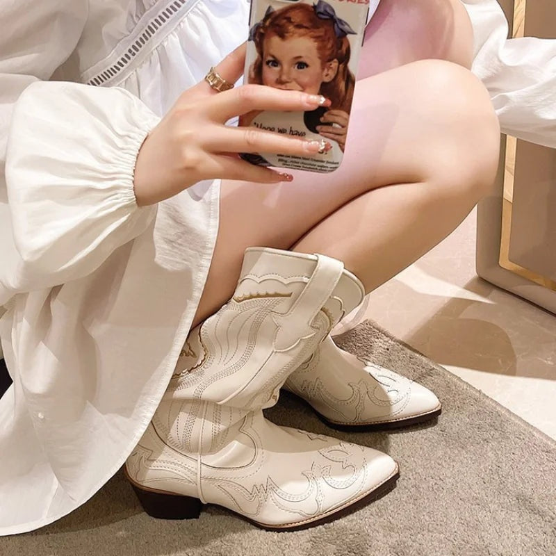 Adriana™ | Botas camperas altas bordadas con tacón cuadrado