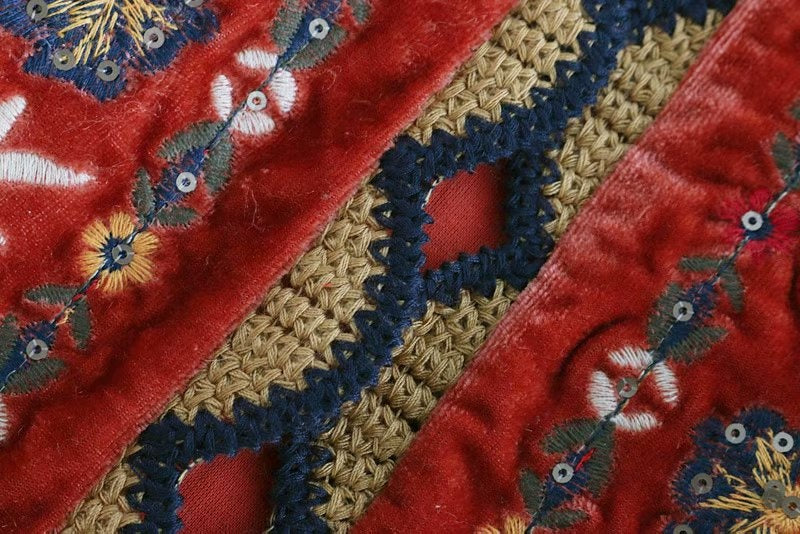 Abigail™ | Chaleco largo boho con estampado paisley y cuello de pico