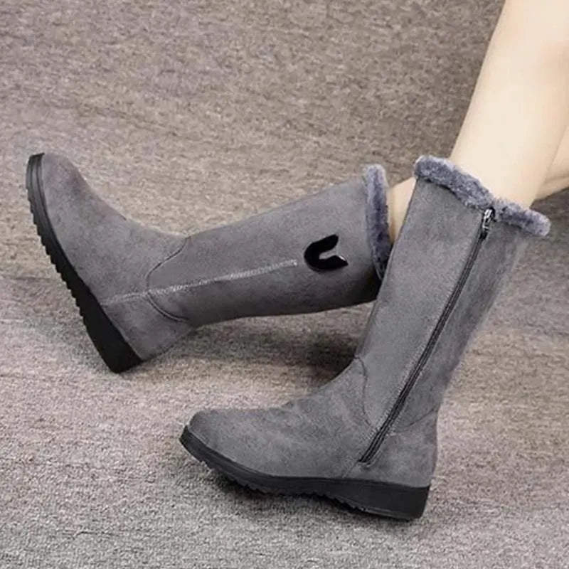 Whitney™ | Botas planas de ante con forro interior y caña media