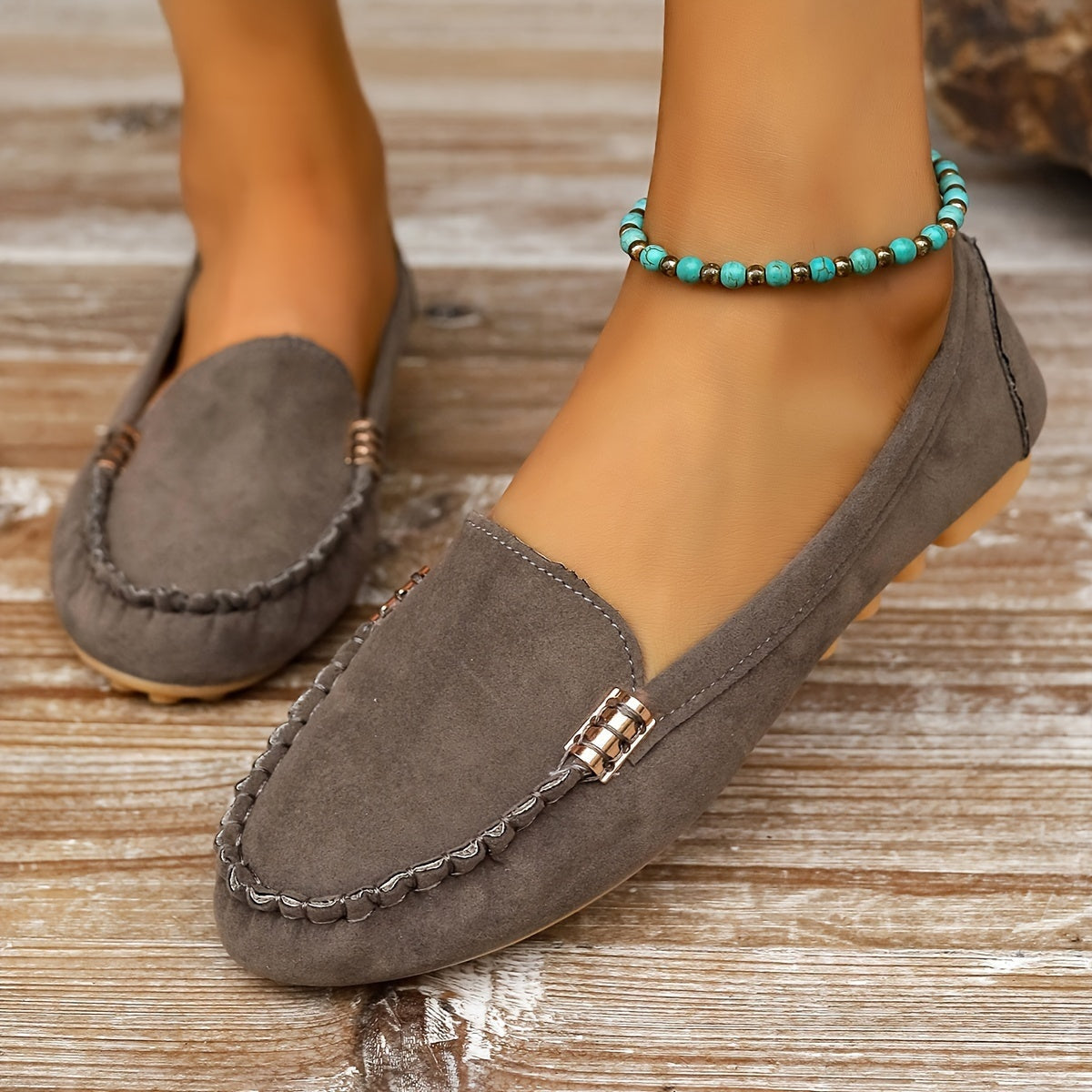 Julia™ | Mocasines planos de ante con detalle metálico