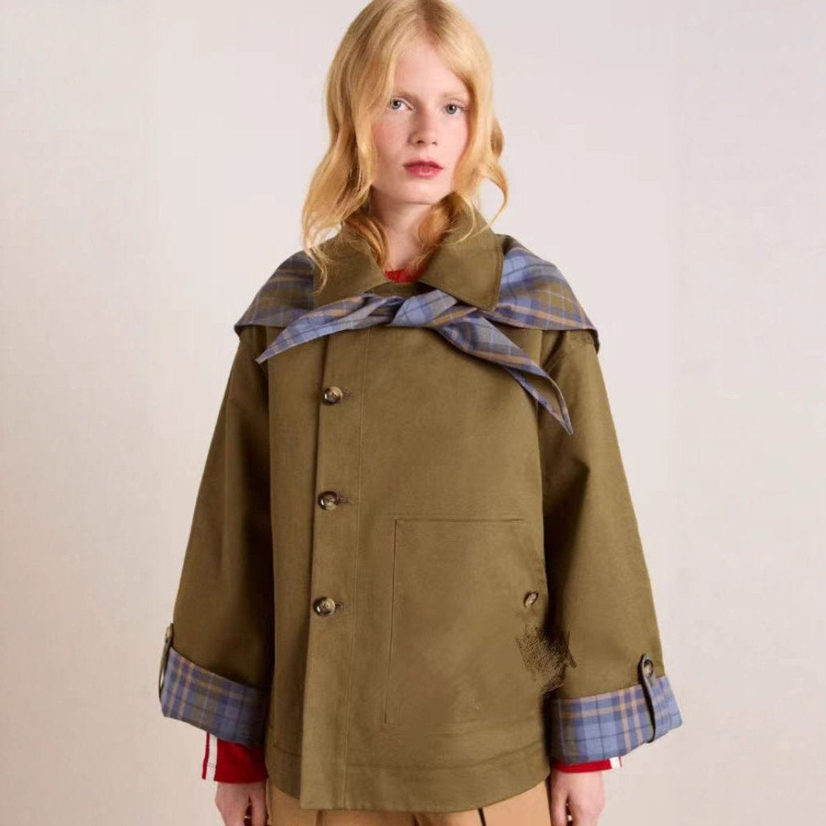 Zoe™ | Gabardina corta oversize con forro escocés y doble botonadura