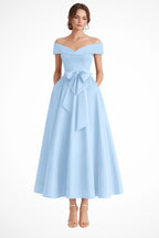 Bailey™ | Vestido midi de dama de honor con hombros descubiertos y cinturón