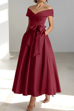 Bailey™ | Vestido midi de dama de honor con hombros descubiertos y cinturón