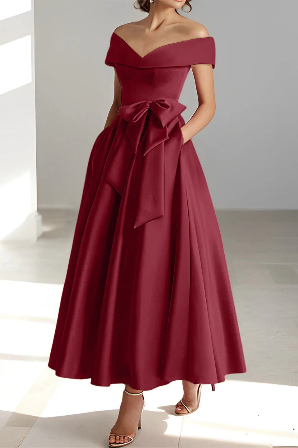 Bailey™ | Vestido midi de dama de honor con hombros descubiertos y cinturón