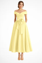 Bailey™ | Vestido midi de dama de honor con hombros descubiertos y cinturón