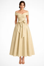 Bailey™ | Vestido midi de dama de honor con hombros descubiertos y cinturón