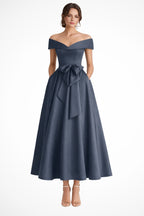 Bailey™ | Vestido midi de dama de honor con hombros descubiertos y cinturón