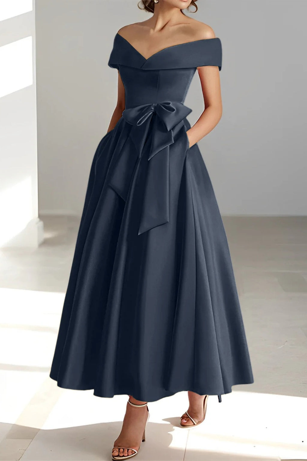 Bailey™ | Vestido midi de dama de honor con hombros descubiertos y cinturón