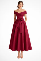 Bailey™ | Vestido midi de dama de honor con hombros descubiertos y cinturón